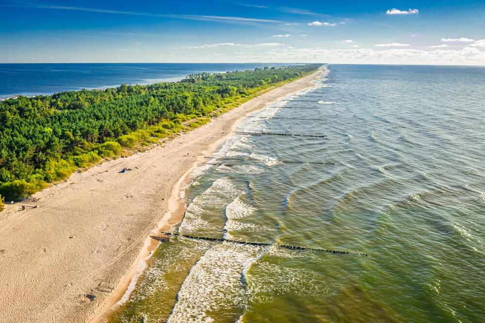 Beach in Hel; the 13-hour ride also passes through Warsaw (Photo: Shaiith/shutterstock) פולין העיירה הל קו 666 ל גיהינום