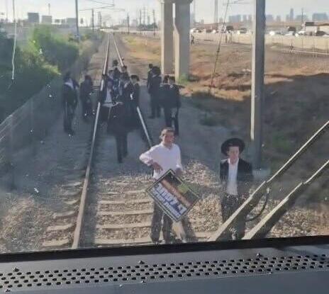 Демонстранты на рельсах מפגינים עלו על מסילת ברזל במרכז