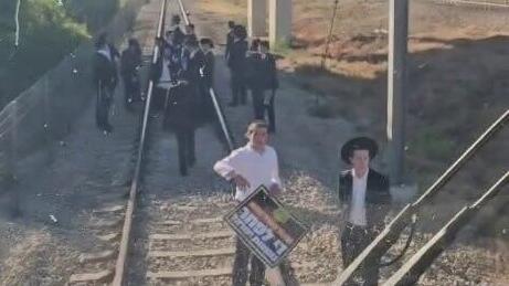 חרדים על פסי הרכבת