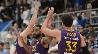 שחקני הפועל חולון חוגגים