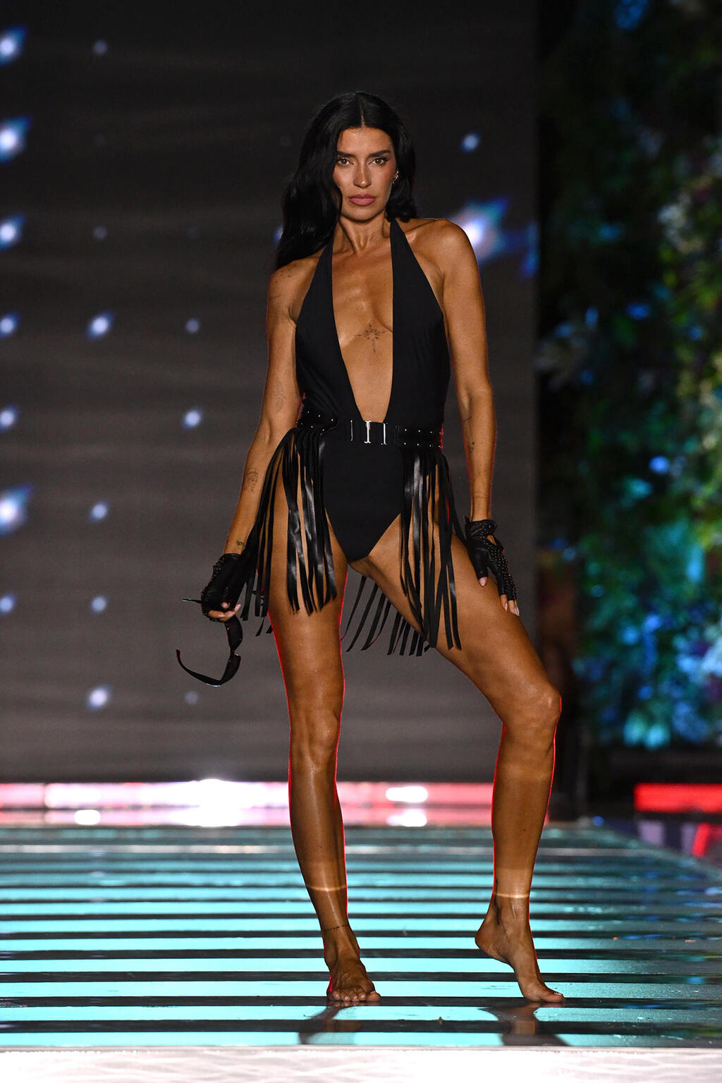Nicole Williams English at the show (Photo: Ivan Apfel/Getty Images) ניקול וויליאמס אינגליש בתצוגת בגדי הים של ספורטס אילוסטרייטד, 2026