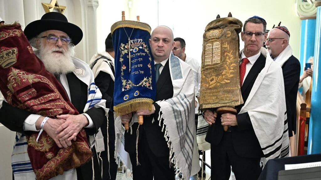 A Torah scroll is brought into the synagogue in Constanța (Photo: Embassy of Israel in Romania) הכנסת ספר תורה בבית הכנסת בקונסטנצה