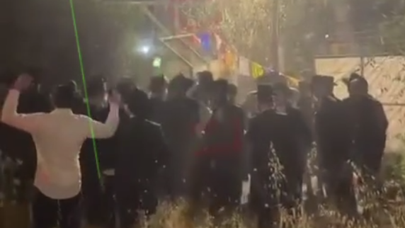 בעקבות מעצר עריק: עשרות חרדים קיצוניים פרצו לתחנת המשטרה בבית שמש