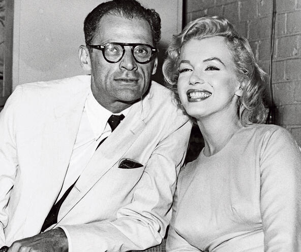 She converted to Judaism in order to marry playwright Arthur Miller (Photo: Hulton Deutsch, Corbis via Getty Images) התגיירה כדי להינשא לסופר ארתור מילר