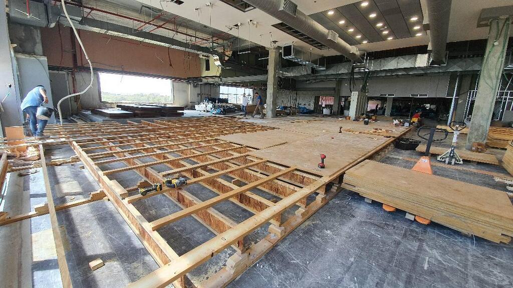 Building bowling lanes (Photo: Len Cherney) בניית מסלולי באולינג