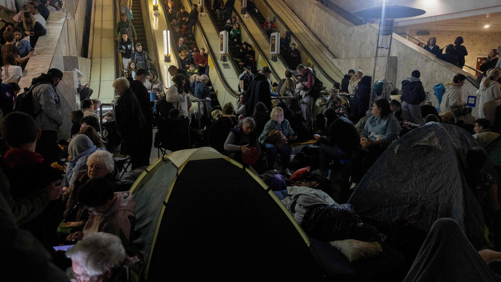 Photo: Tetiana Dzhafarova/AFP אוקראינים מוצאים מחסה ב תחנת מטרו ב קייב במהלך מתקפה של רוסיה על אוקראינה