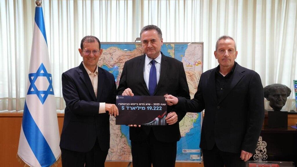 Defense Ministry Director-General Maj. Gen. (res.) Amir Baram, Defense Minister Israel Katz and SIBAT Director Brig. Gen. (res.) Yair Kulas (Photo: Defense Ministry) מנכ"ל משרד הביטחון, אלוף (מיל') אמיר ברעם, שר הביטחון ישראל כ"ץ וראש סיב"ט, תא"ל (מיל') יאיר קולס