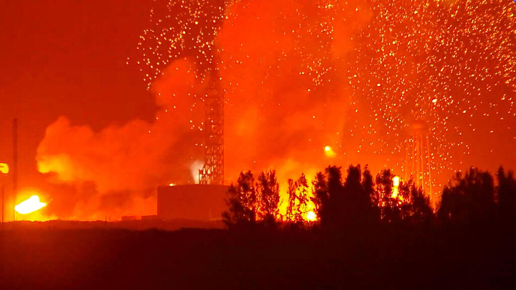 Fire on the launch pad at Cape Canaveral (Photo: NASASpaceflight.com/Handout via REUTERS) אש במשטח השיגור בקייפ קנוורל