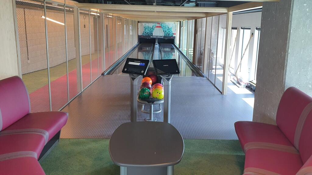A private bowling lane built for employees of a high-tech company (Photo: Len Cherney) מסלול באולינג פרטי שנבנה עבור עובדי חברת הייטק