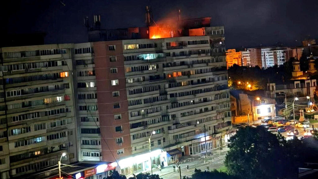 The building hit in Romania last weekend by a Russian drone (Photo: Romanian Department for Emergency Situations (DSU)/Handout via Reuters) נזק ל בניין ב רומניה בעיירה גלטי ליד גבול אוקראינה מ כטב"ם של רוסיה 29 במאי