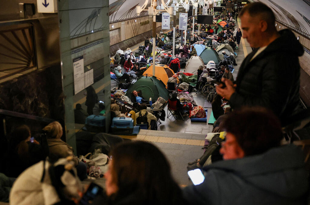 Crowds of Ukrainians took shelter underground in the Kiev metro (Photo: Alina Smutko/Reuters) אוקראינים מוצאים מחסה ב תחנת מטרו ב קייב במהלך מתקפה של רוסיה על אוקראינה
