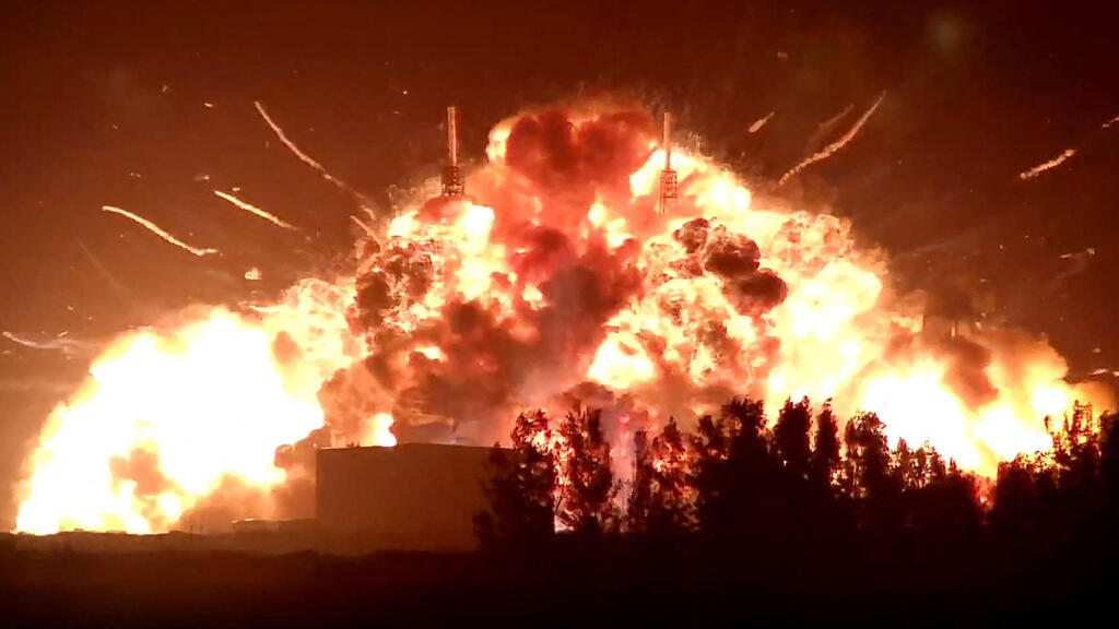 Explosion during test of the New Glenn rocket (Photo: NASASPACEFLIGHT.COM / AFP) פיצוץ המשגר ביום שישי