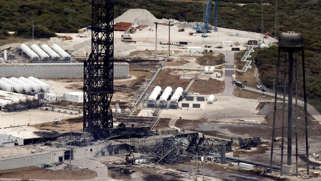 The damaged launch pad (Photo: Joe Skipper/Reuters) הנזק שנגרם באתר השיגור של בלו אורייג'ן