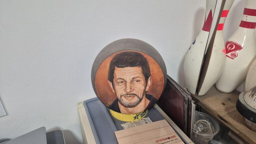 Len Cherney’s image on a bowling ball דמותו של לן צ'רני על כדור באולינג
