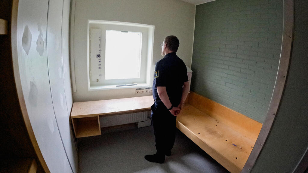 Inside one of the prison cells. Life there will 'focus on studies' (Photo: REUTERS/Tom Little) שבדיה כלא שבונים ל נוער עברייני ו ילדים רוצחים רוסרסברג מצפון ל שטוקהולם גבריאל וסמן מנהל הכלא
