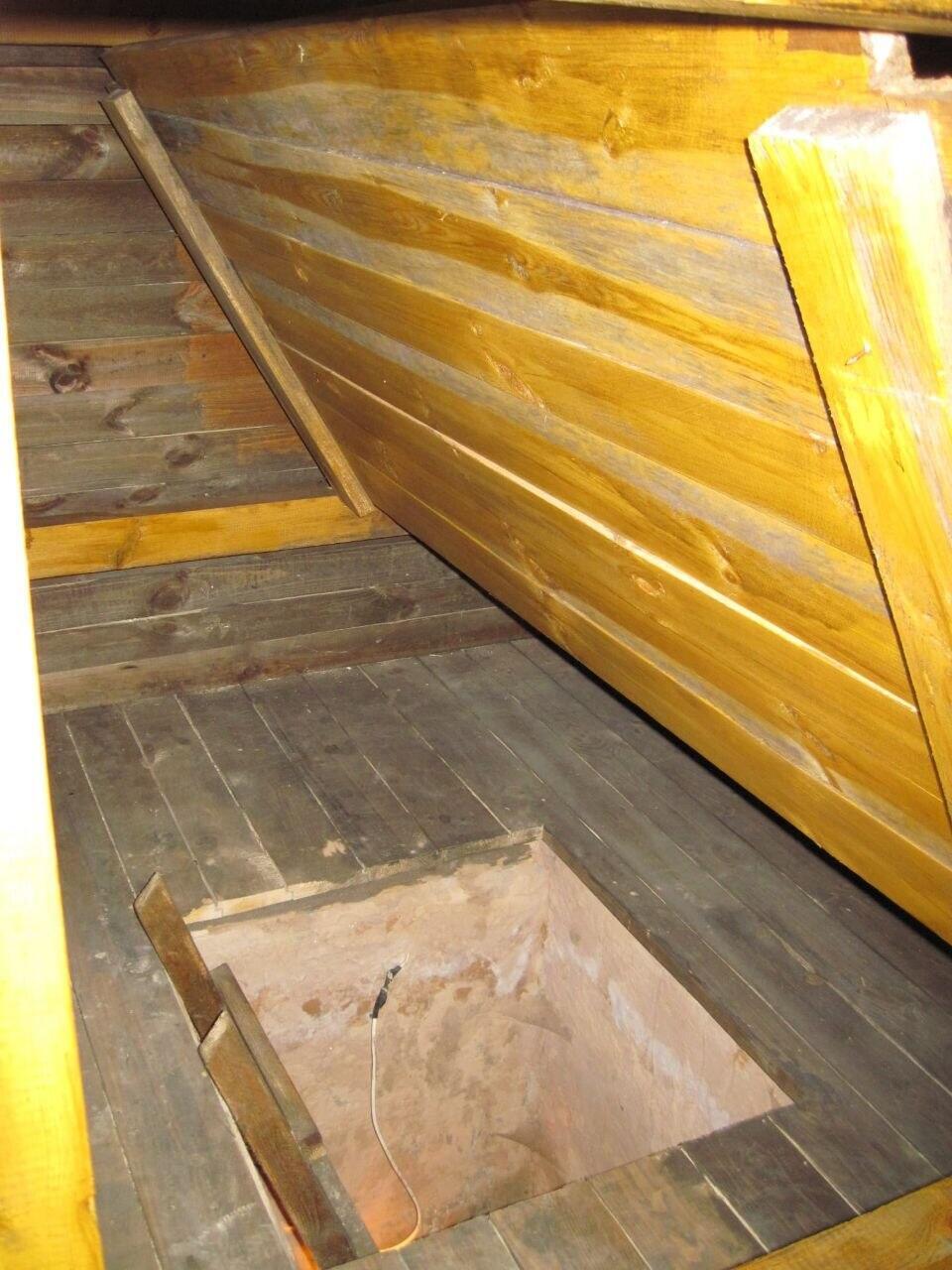A structure at the site depicting the entrance to the tunnel beneath the prisoners' sleeping bunks מיצב שמדמה את פתח המנהרה באתר, מתחת לדרגשי השינה
