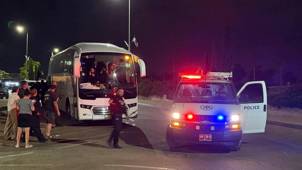 Полиция перехватила автобус с погромщиками (Фото: Лиран Тамари) מפגינים חרדים מגיעים באוטובוס למחאה על חוק הגיוס מחוץ לביתו של שופט העליון סולברג