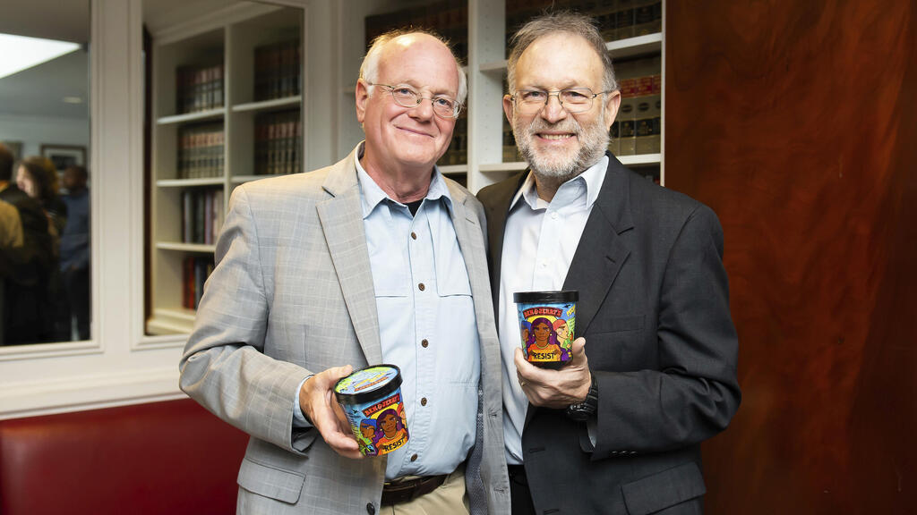 Ben Cohen and Jerry Greenfield, founders of the American ice cream brand 'Ben & Jerry's' (Photo: Joy Asico/AP) בן כהן וג'רי גרינפילד, מייסדי מותג הגלידות האמריקאי "בן אנד ג'ריס"