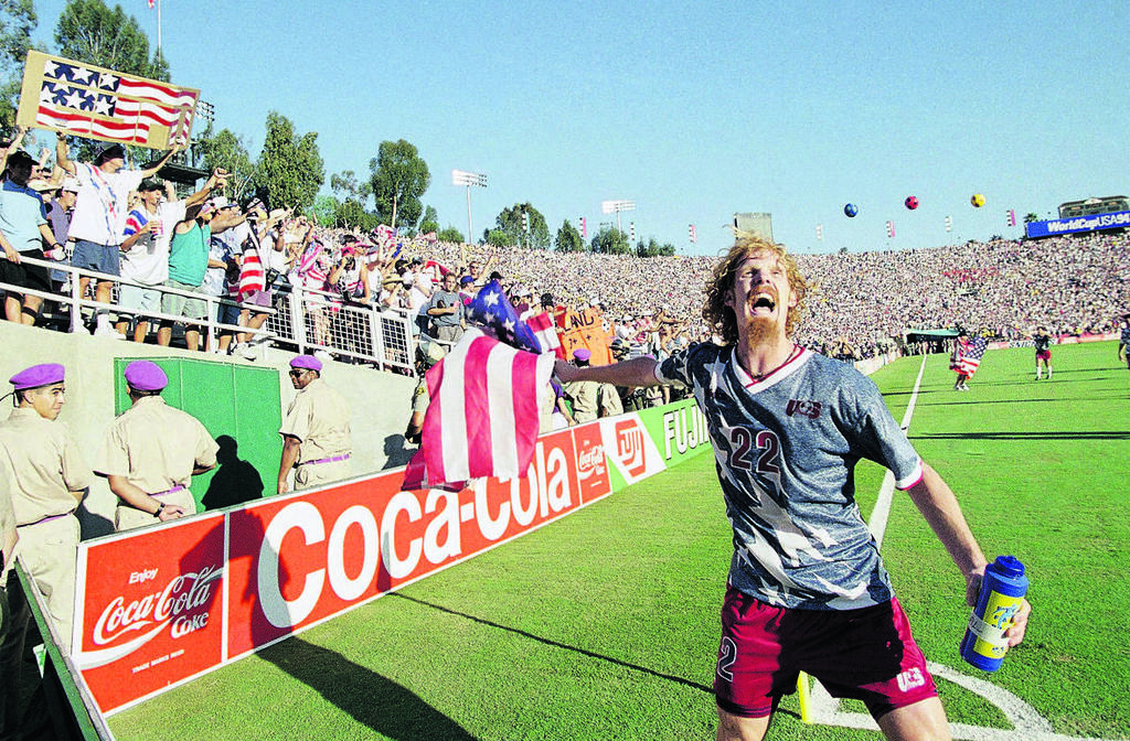 US player Alexi Lalas celebrates victory in the 1994 World Cup (Photo: Eric Draper/AP) אלכסי לאלאס חוגג ניצחון במונדיאל 1994