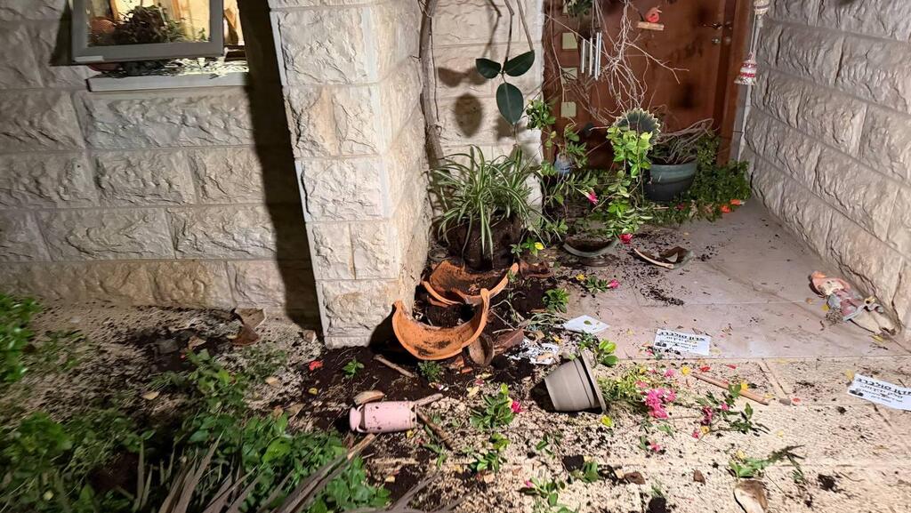 Photo: Liran Tamari הנזקים שגרמו מפגינים חרדים לביתו של שופט העליון סולברג במחאה על חוק הגיוס