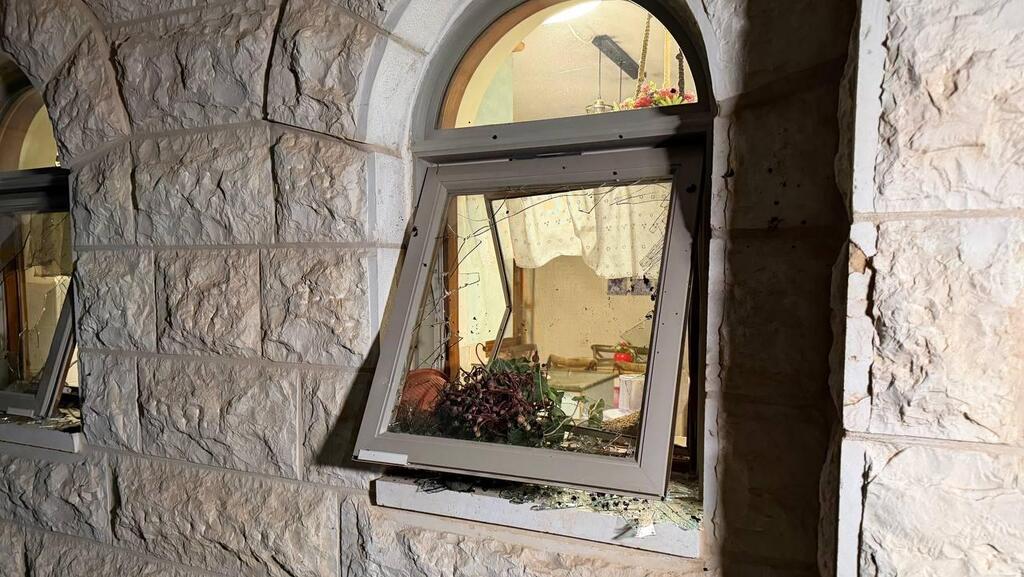 Photo: Liran Tamari הנזקים שגרמו מפגינים חרדים לביתו של שופט העליון סולברג במחאה על חוק הגיוס