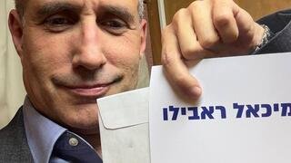 חנוך מילבצקי מצביע למיכאל ראבילו
