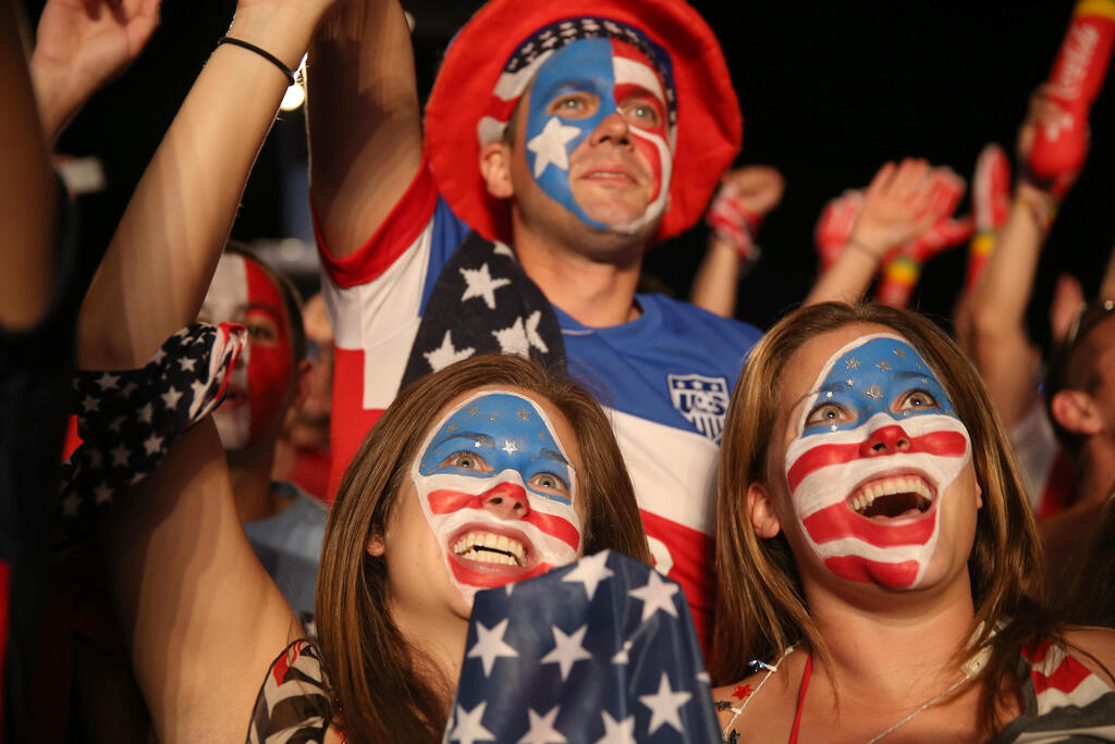 American soccer fans cheer for the national team (Photo: Joe Raedle/Getty Images) אוהדים אמריקאים בטירוף