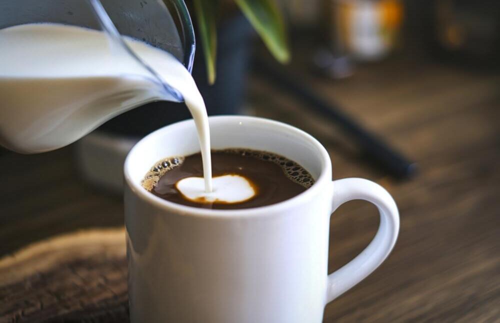 Black coffee with milk (Photo: shutterstock) שחור עם חלב