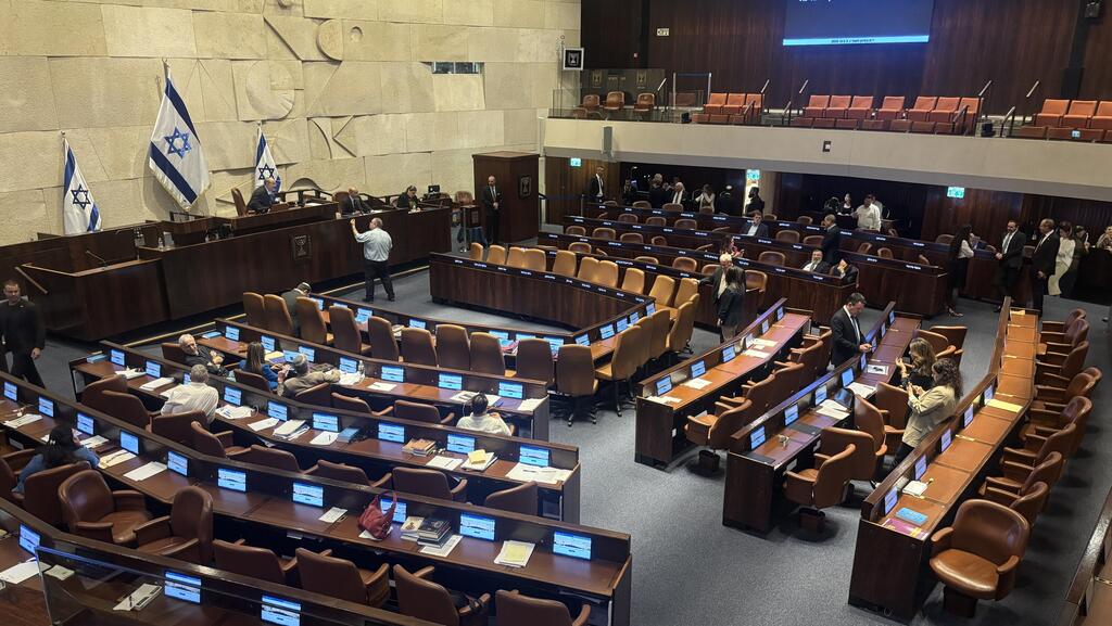 נתניהו נעדר, האופוזיציה החרימה: אושר קידום החוק לוועדת חקירה פוליטית ל-7/10