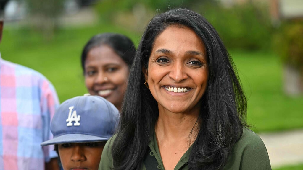 Nithya Raman, the Los Angeles mayoral candidate some Jewish voters have compared to New York Mayor Zohran Mamdani (Photo: Patrick T. Fallon / AFP) ניתיה ראמאן שהפסידה ב מרוץ לראשות העיר לוס אנג'לס