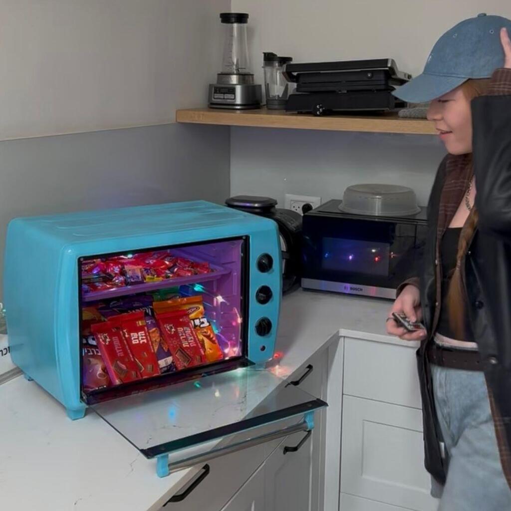 The happy follower who won the candy cabinet (Photo: Shoval Keren) מהפך מהפח