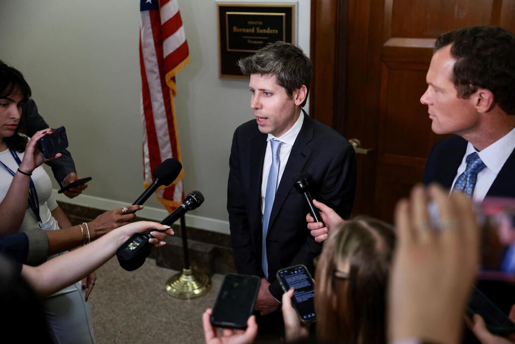Florida’s attorney general filed a lawsuit against OpenAI and its CEO Sam Altman (Photo: Reuters) סם אלטמן עונה לשאלות כתבים לאחר הפגישה עם ברני סנדרס