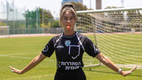 שופטת הכדורגל מאיה מלניקוב