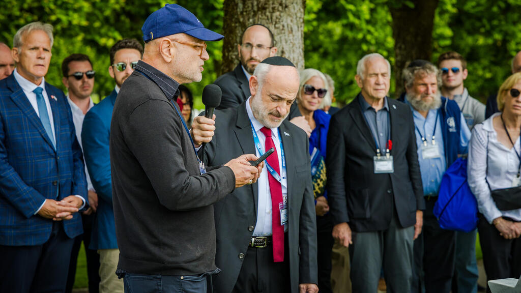 Hiday Biran speaks about the fallen soldiers (Photo: anibas) הדי בירן נושא דברים לזכר הנופלים היהודיים