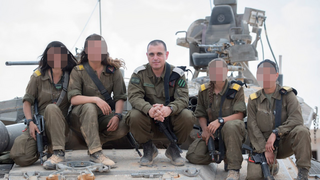 אסנת, עם הלוחמות ששירתו איתה, ותא"ל גיא חסון, ששירת אז כקצין שריון ראשי