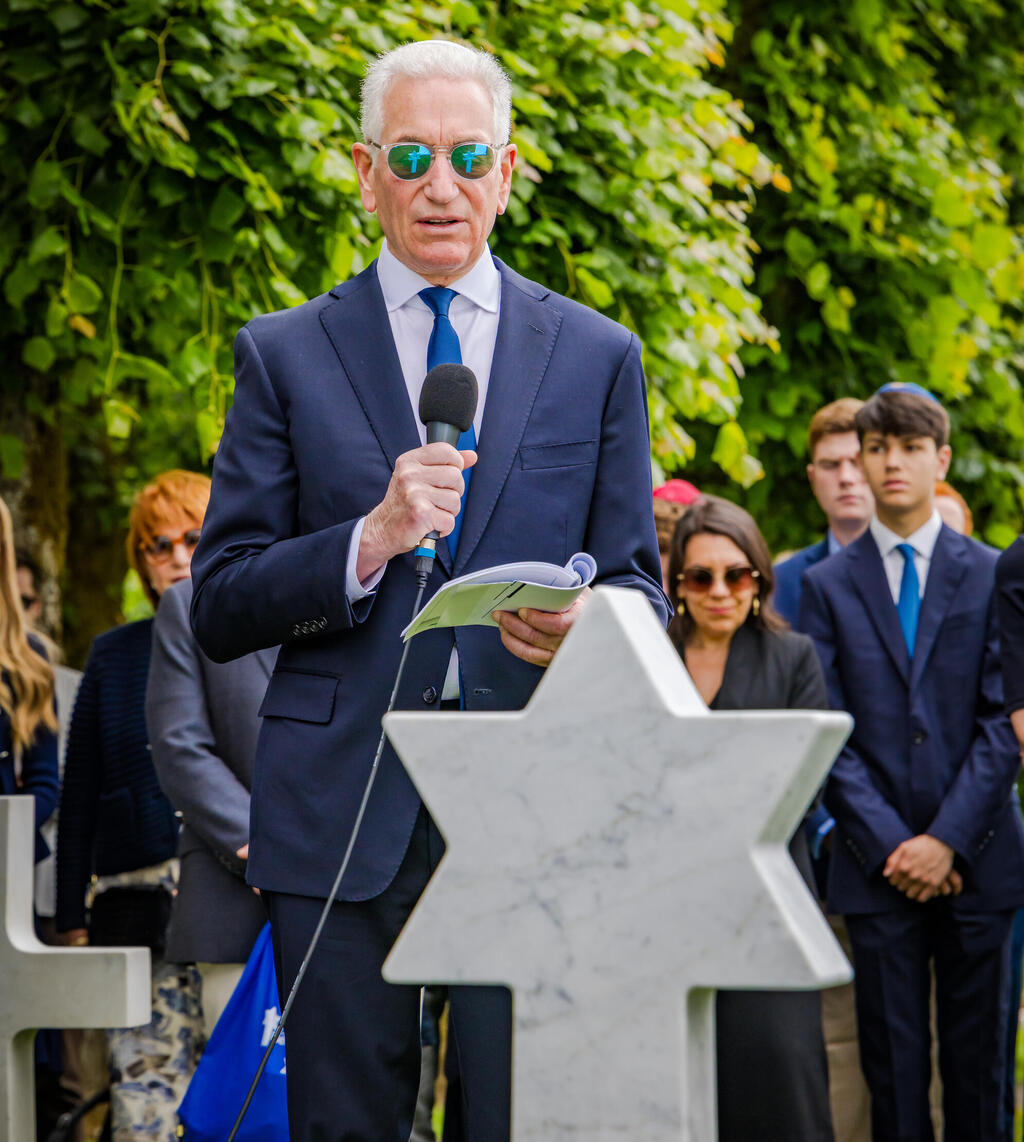 US Ambassador to France Charles Kushner recited Kaddish at the ceremony (Photo: anibas) השגריר האמריקני בצרפת, צ'ארלס קושנר. אמר קדיש בטקס