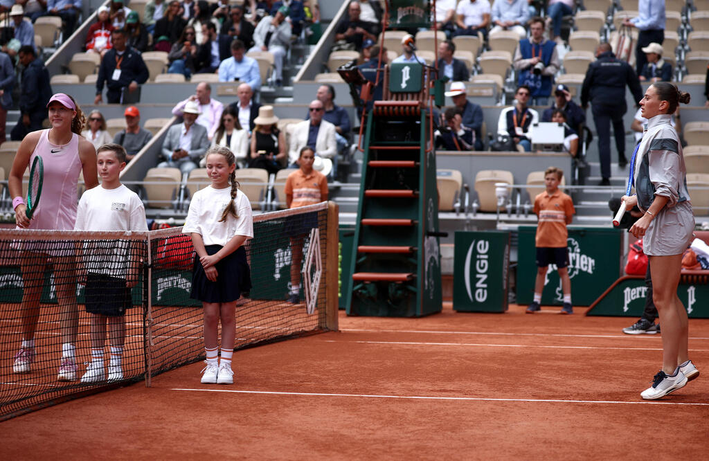 Ukrainian Kostyuk refuses to stand next to Russian Andreeva (Photo: REUTERS/Guglielmo Mangiapane) אנדרייבה