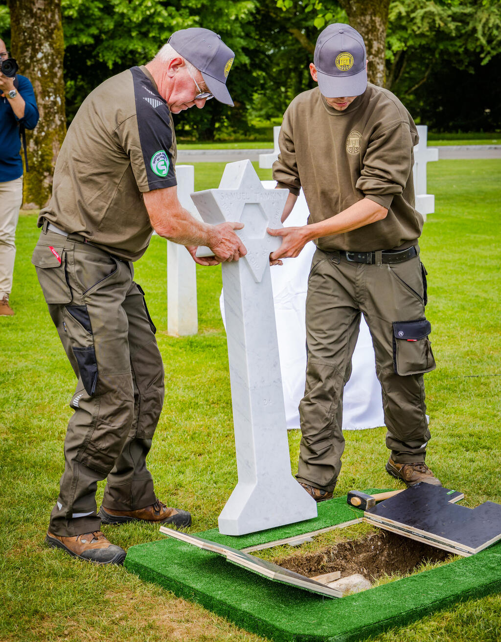 Switching the cross for a Star of David (Photo: anibas) מחליפים את הצלב במגן דוד