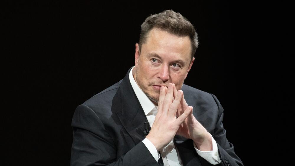 The acquisition gives Musk’s company access not only to a fast-growing product, but also to a large base of developers already using AI in daily programming work (Photo: Frederic Legrand - COMEO/Shutterstock) החברה שלו צפויה להיות שווה קרוב לשני טריליון דולר, וגם ההון האישי שלו יזנק. אילון מאסק, המייסד והמנכ"ל של ספייס אקס, אילון מאסק, בכינוס בפריז ב-2023