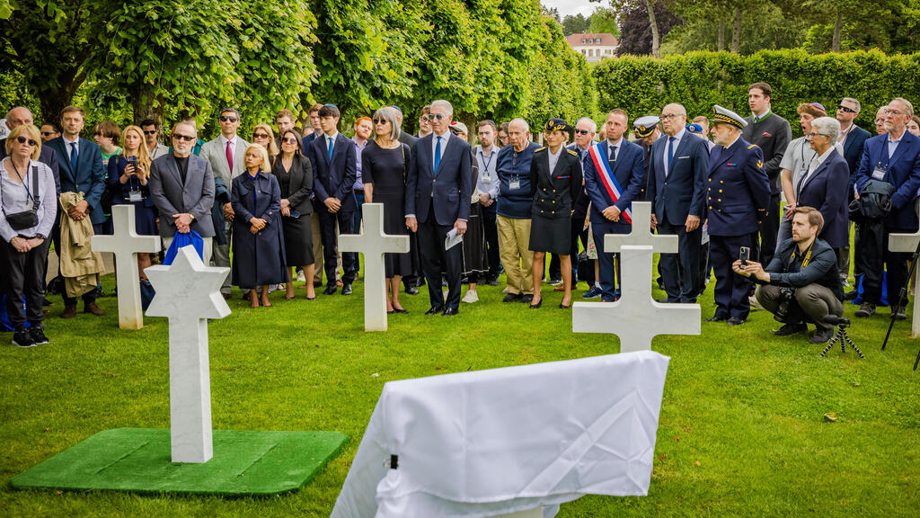 Emotional ceremony in France (Photo: anibas) הטקס המרגש בצרפת