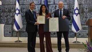 Yael Arad receivesthe Chaim Herzog Prize from President Isaac Herzog and Hebrew U President Professor Tamir Sheafer 