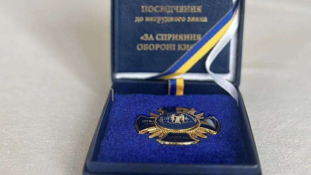 Виталий Кличко вручает награду Михаилу Бродскому