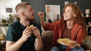 צעירים אוכלים מזון מהיר