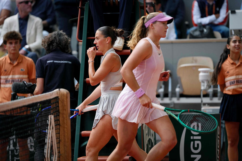 Andreeva and Kostyuk ignore each other (Photo: Dimitar DILKOFF / AFP) אנדרייה וקוסטיוק