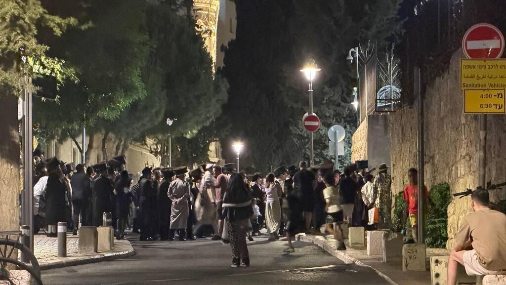 מחאה על מעצר המפגינים מחוץ לביתו של סולברג: עשרות חרדים מפגינים מול תחנת משטרת לב הבירה בירושלים