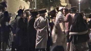 מחאה על מעצר המפגינים מחוץ לביתו של סולברג: עשרות חרדים מפגינים מול תחנת משטרת לב הבירה בירושלים