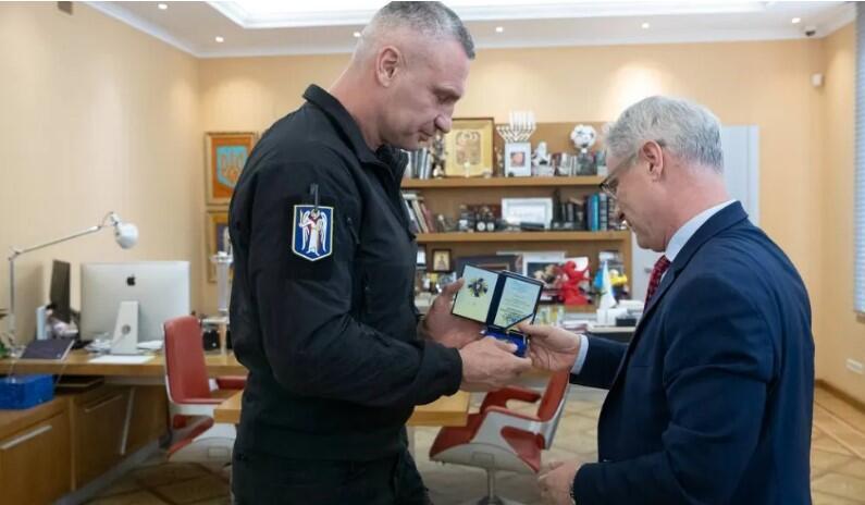 Виталий Кличко вручает награду Михаилу Бродскому