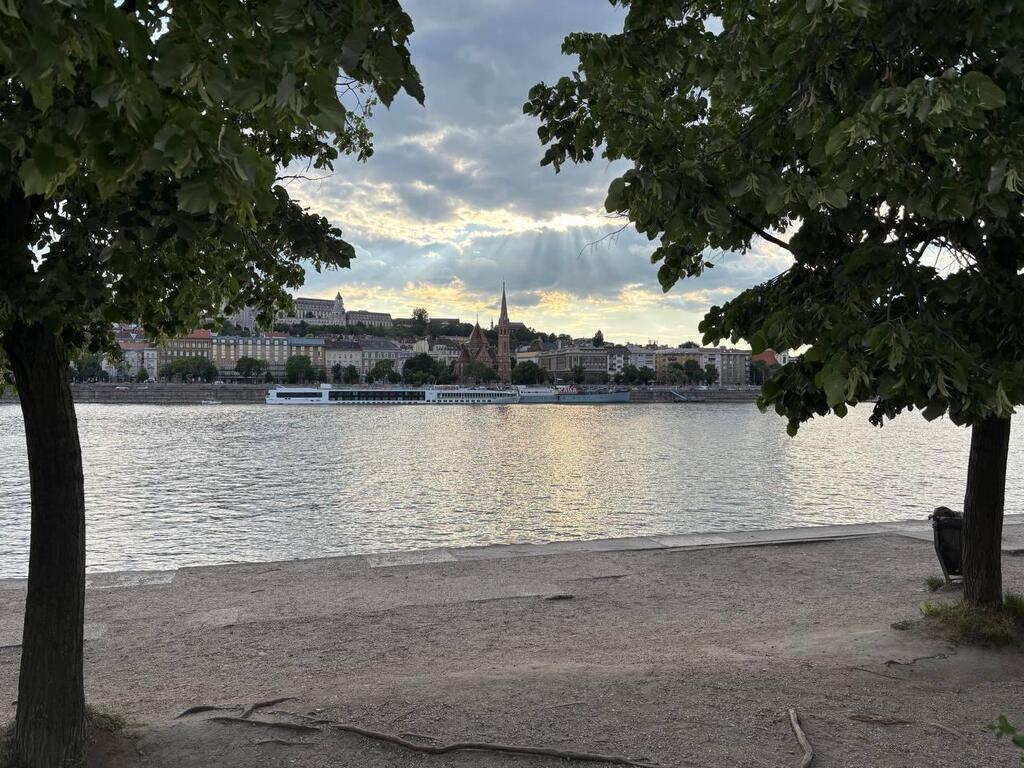 Before sunset on the banks of the Danube (Photo: Kim Gluzman) נהר הדנובה בבודפשט, מאי 2026