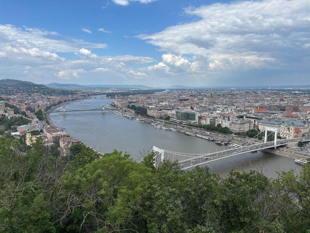 Panoramic view from Gellért Hill (Photo: Kim Gluzman) גשרי אליזבת והשלשלאות מעל נהר הדנובה, בודפשט מאי 2026