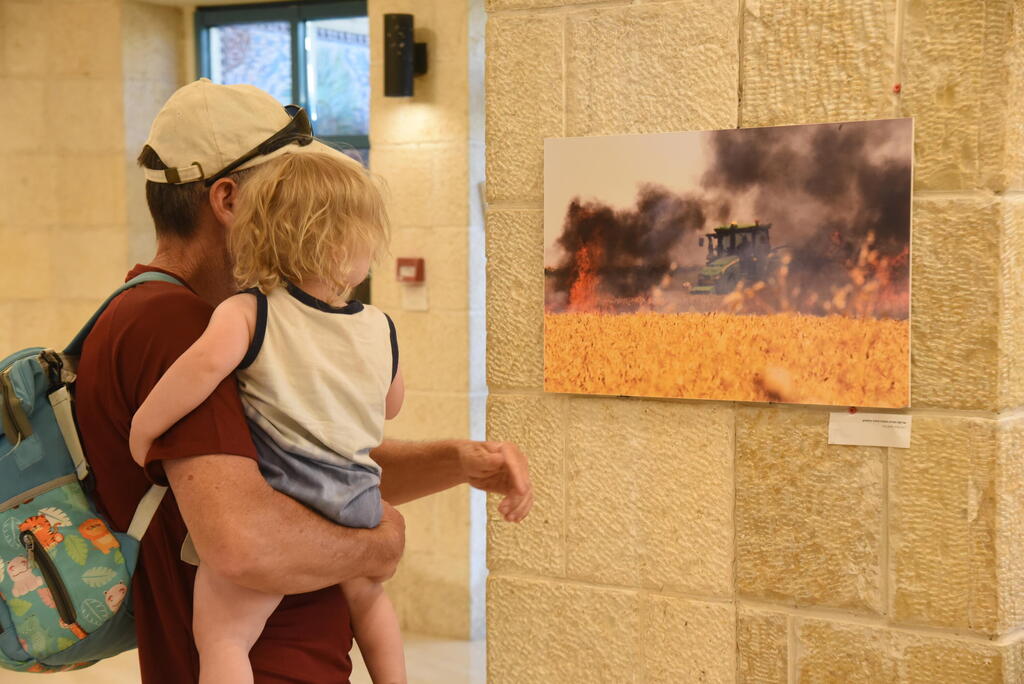 מתוך התערוכה "יופי מאיים", עם צילומיו של רועי עידן ז"ל